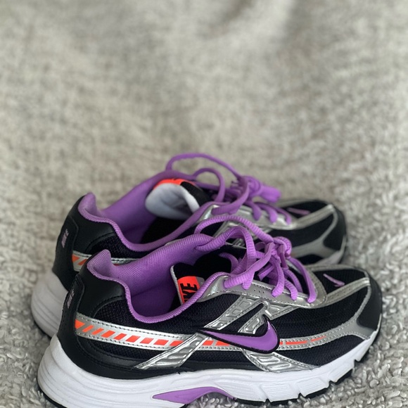 SOLD Women’s Nike Sneaker - Picture 3 of 5